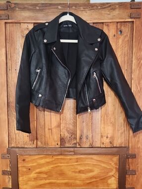 SHEIN Black Faux Leather Cropped Biker Jacket with Silver Hardware